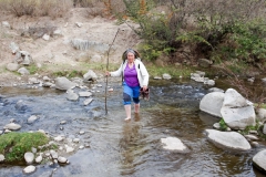 Cruzando el río con agua helada en invierno